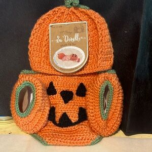 0-6 month crocheted pumpkin set. Never worn! So cute. Perfect condition.